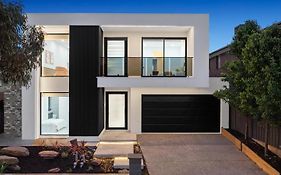 Masterpiece Luxury House In Heart Of Craigieburn